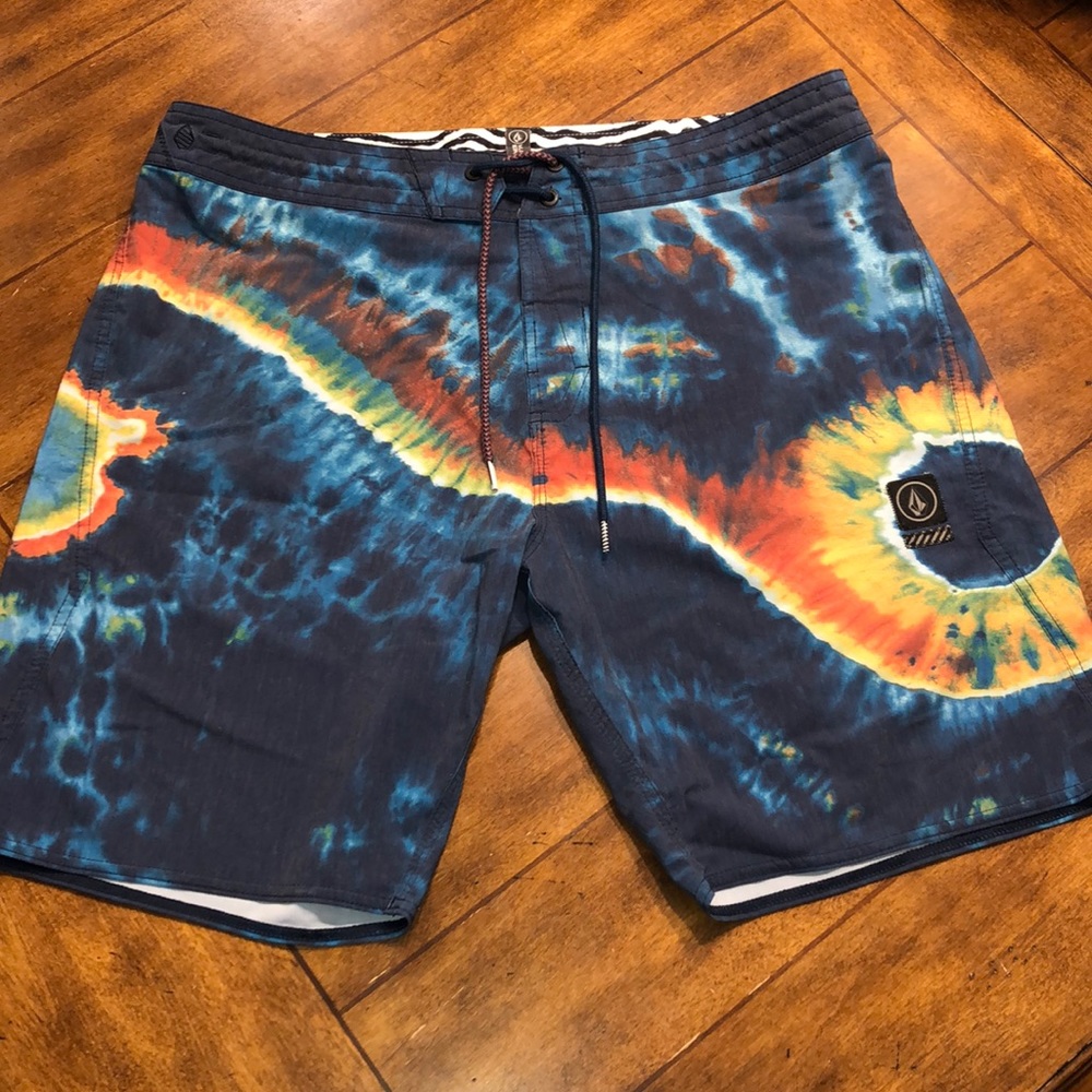 Men’s Volcom Board shorts ♠️